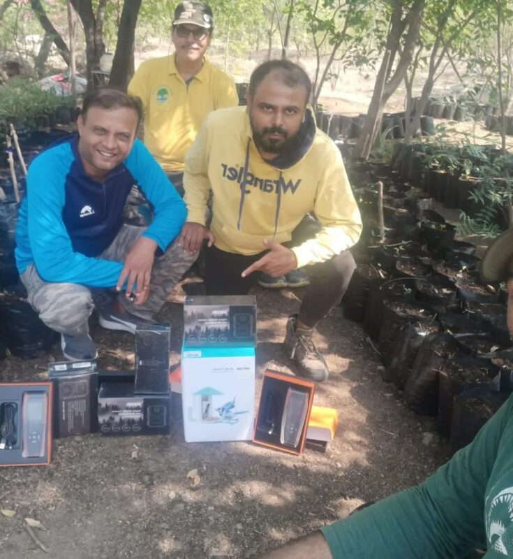 Alok Dabi Ji and Varun Dixit Ji gifted a set of Trail cameras, Bird feeder